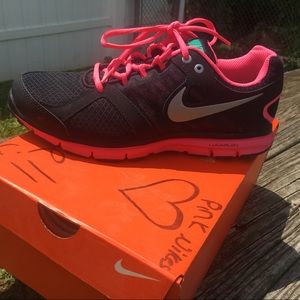 Nike Women’s Flex Trainer 3 in hot pink/black